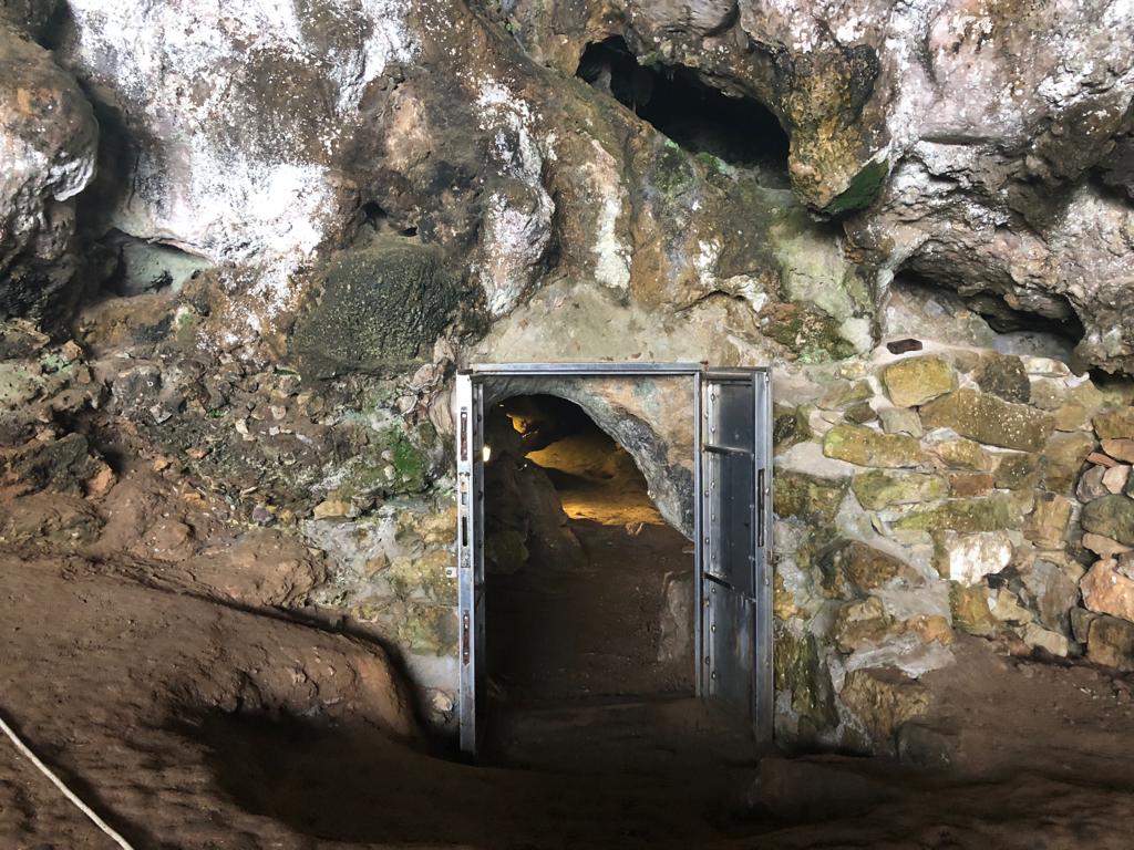Zugang zur Grotta della genovese mit ihren 14000 Jahre alten Höhlenmalereien.